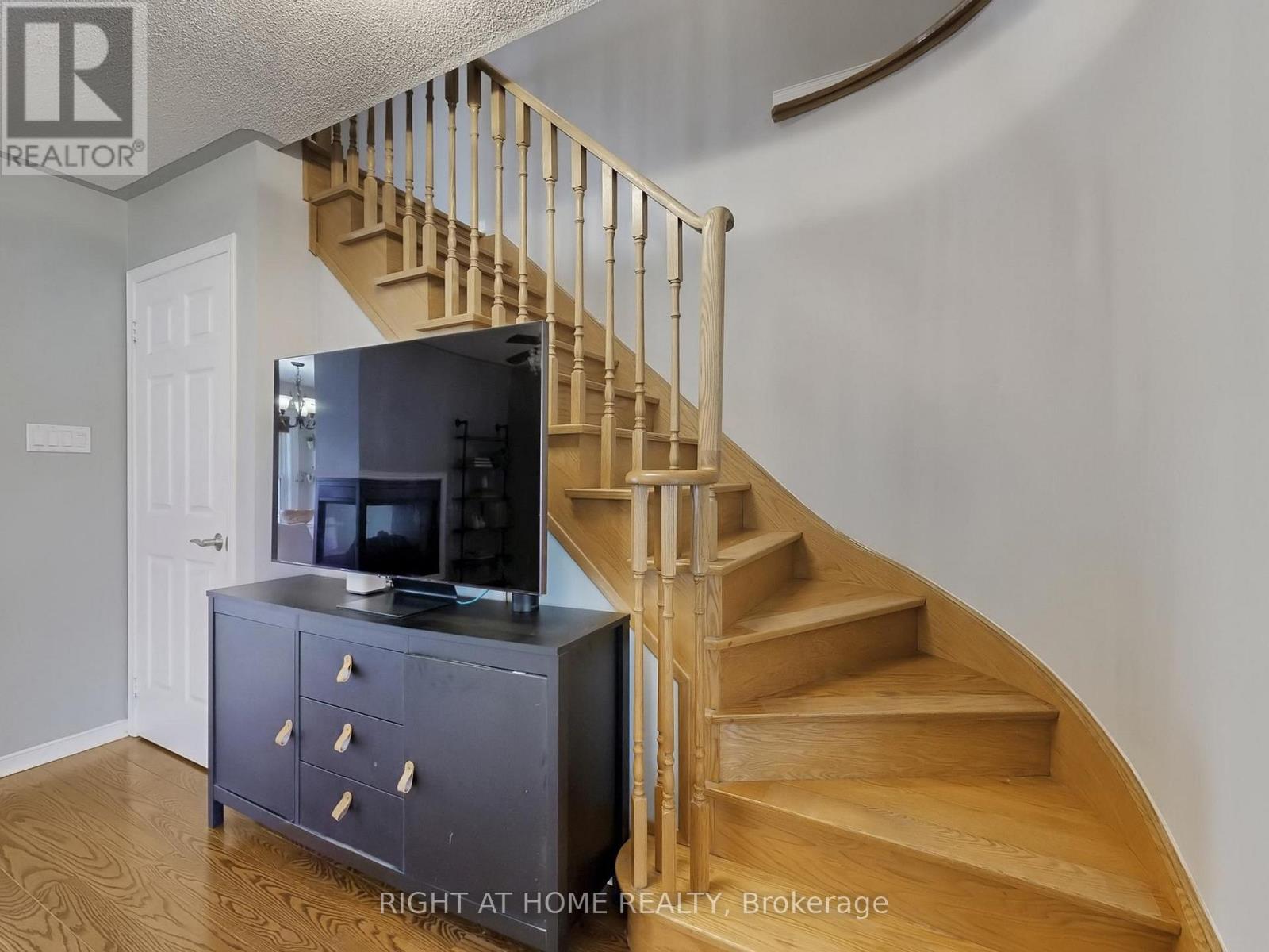 605 Willowick Drive, Newmarket, Ontario  L3X 2A9 - Photo 13 - N12797548