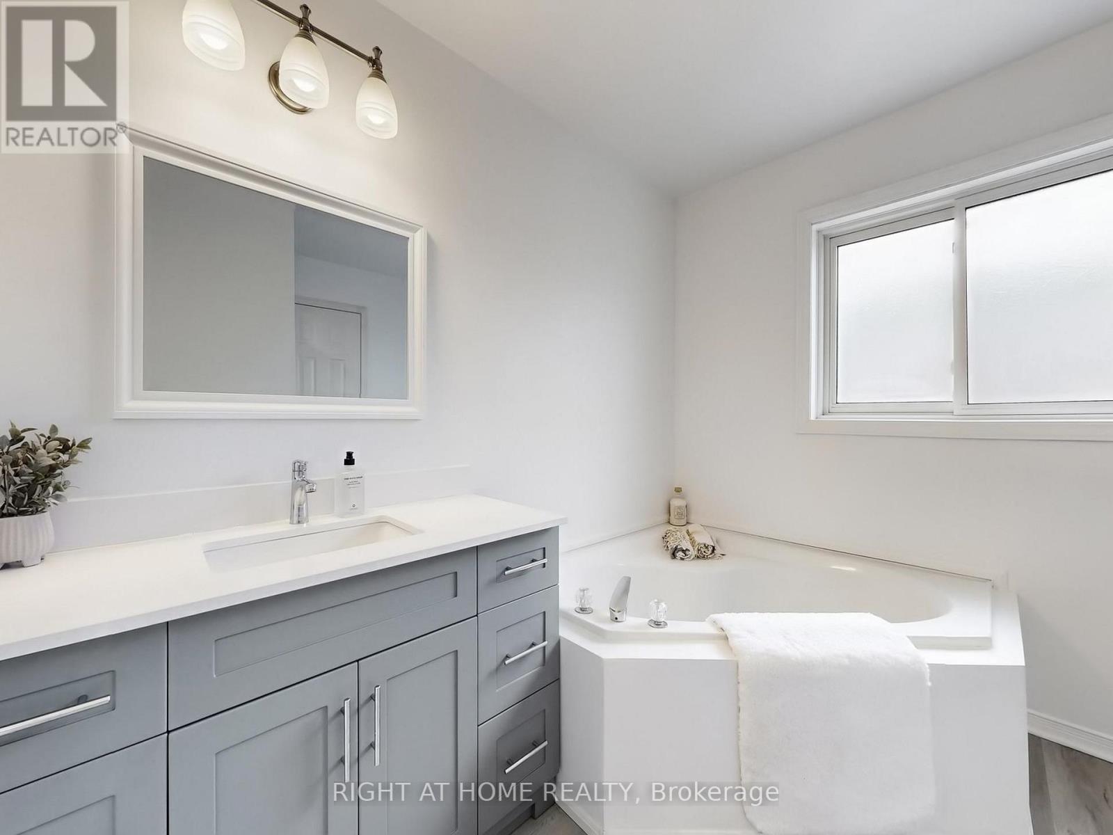 605 Willowick Drive, Newmarket, Ontario  L3X 2A9 - Photo 17 - N12797548