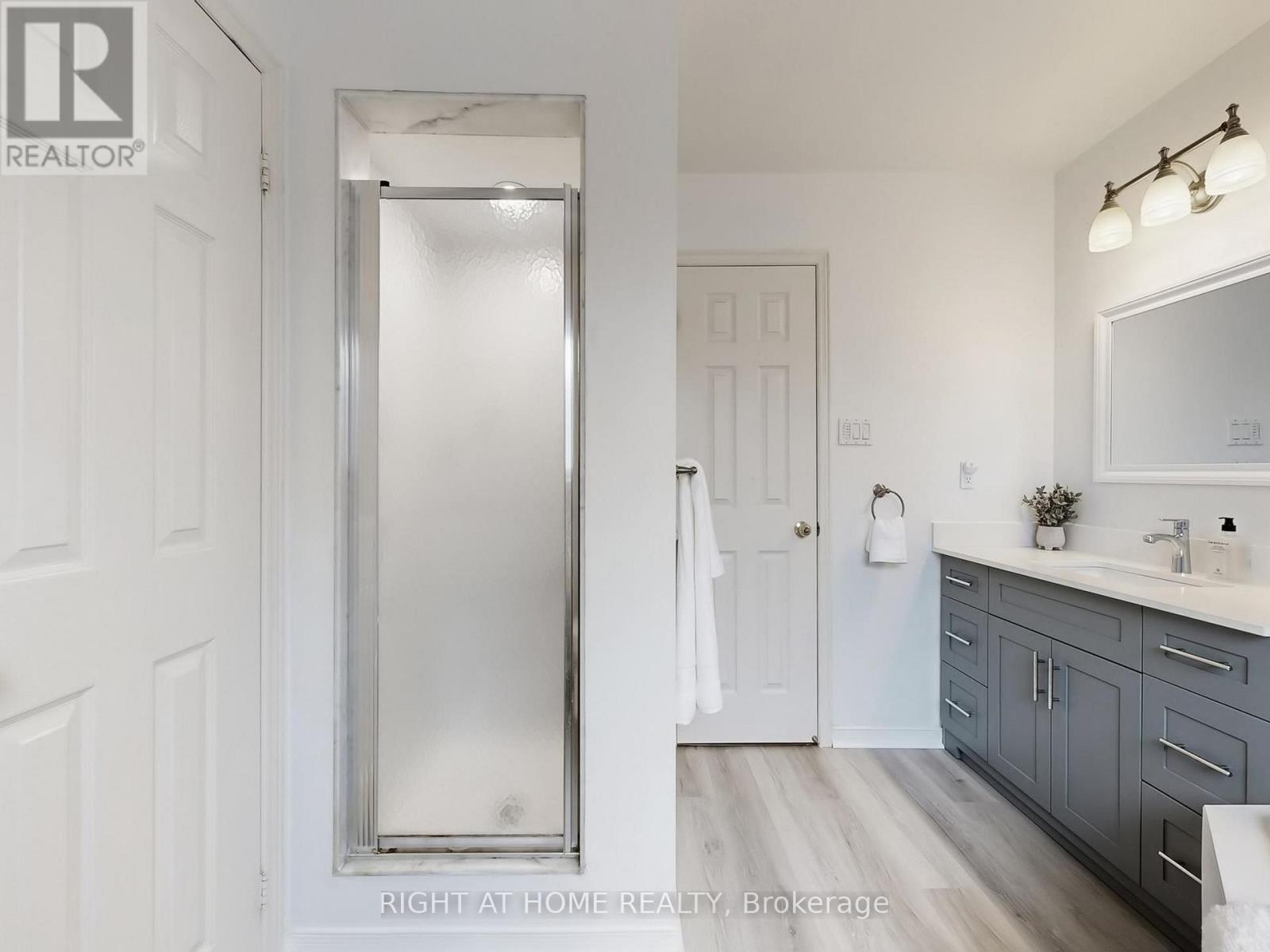 605 Willowick Drive, Newmarket, Ontario  L3X 2A9 - Photo 19 - N12797548