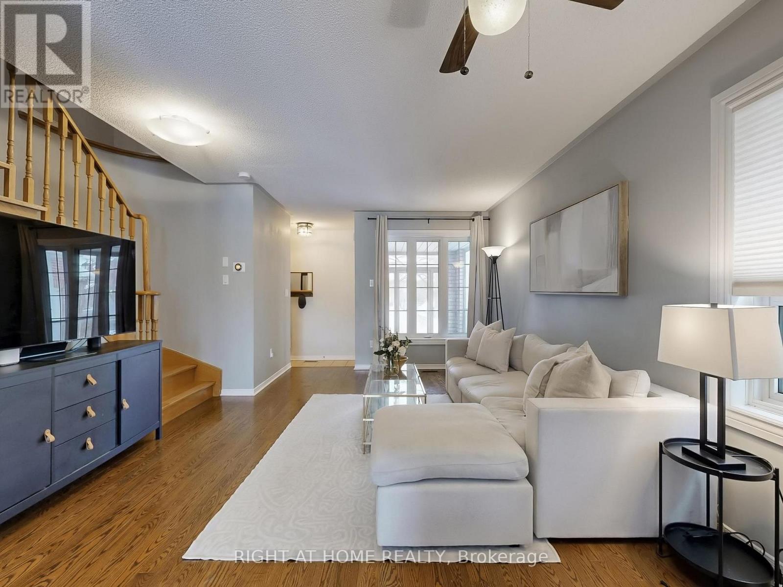 605 Willowick Drive, Newmarket, Ontario  L3X 2A9 - Photo 2 - N12797548