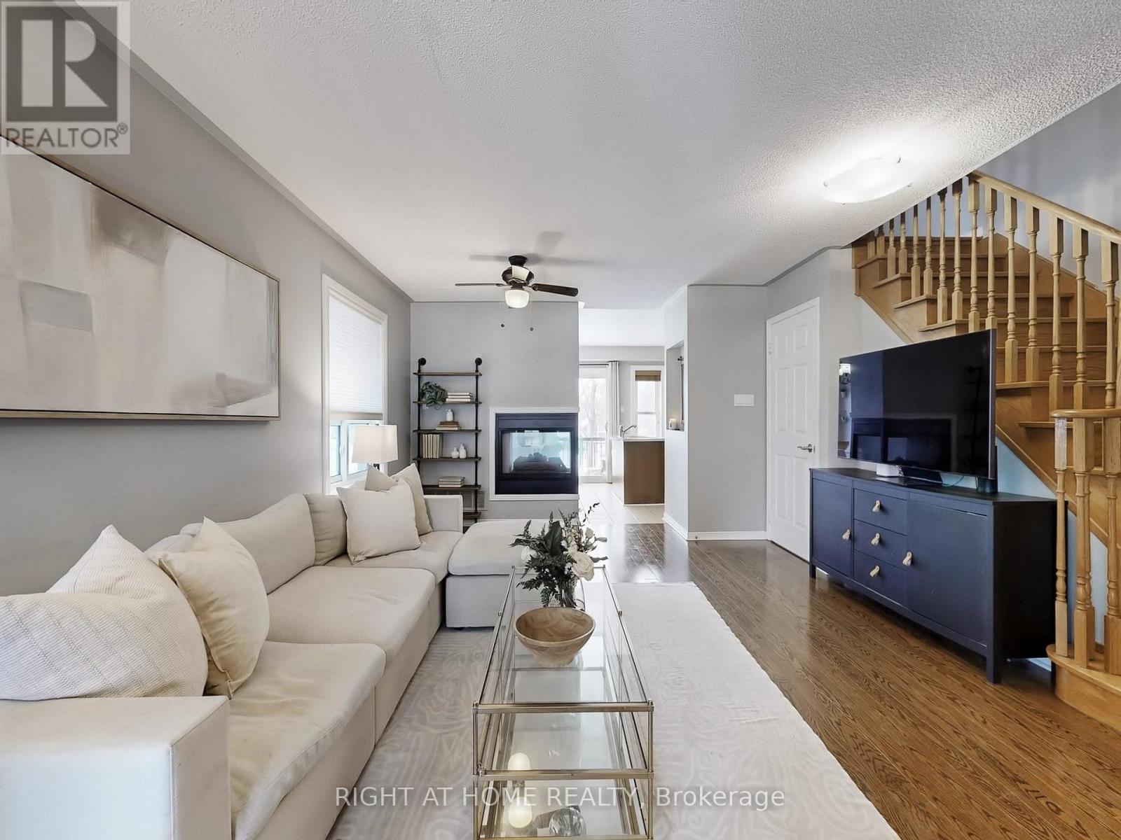 605 Willowick Drive, Newmarket, Ontario  L3X 2A9 - Photo 5 - N12797548