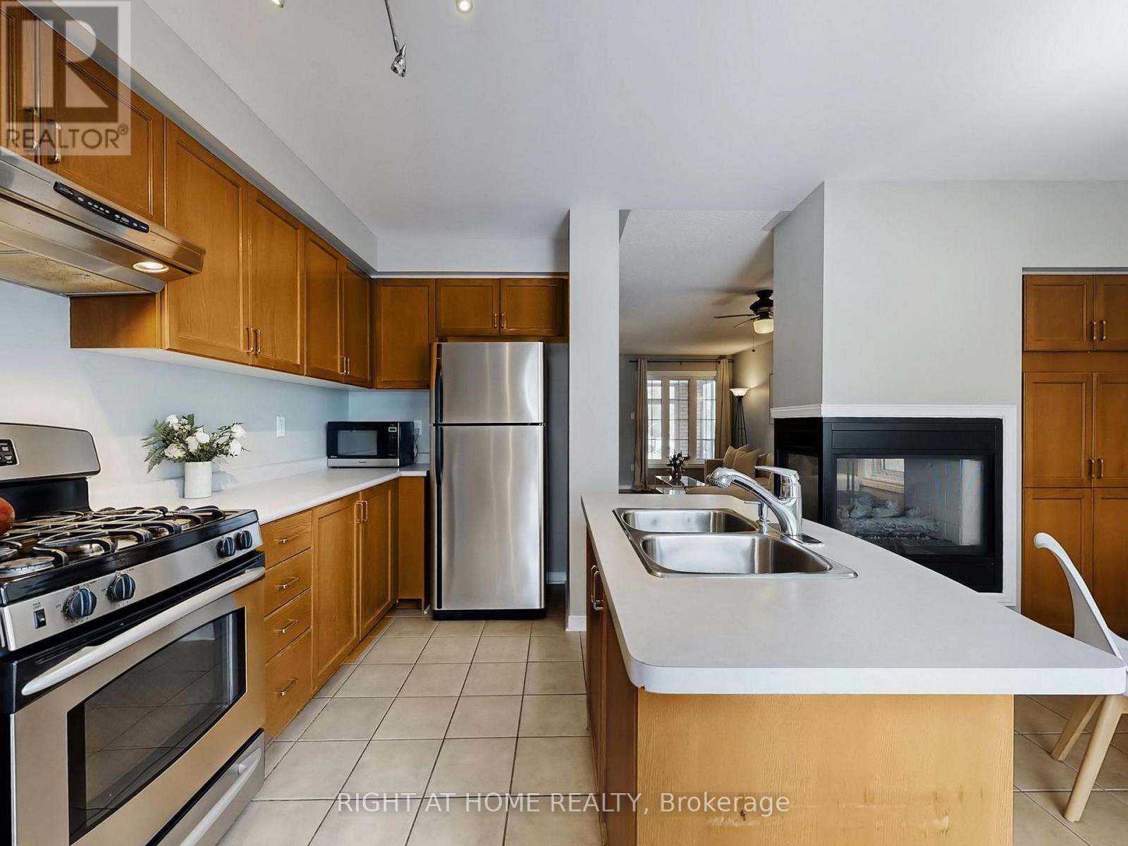 605 Willowick Drive, Newmarket, Ontario  L3X 2A9 - Photo 7 - N12797548