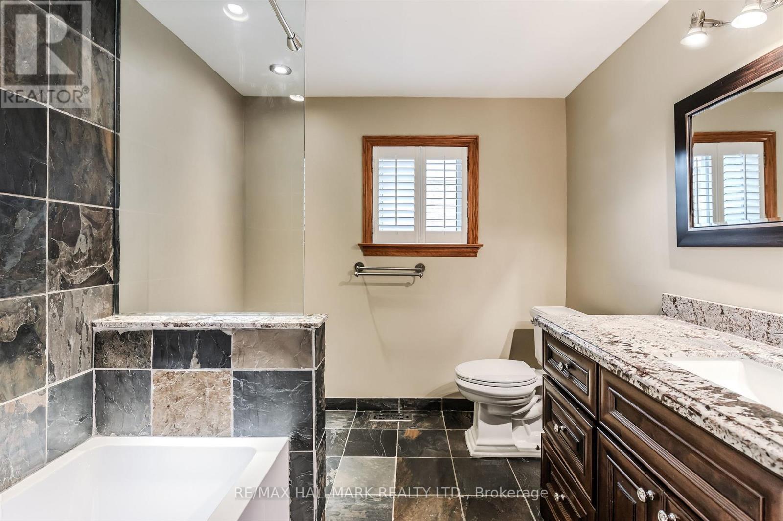 145 Old Surrey Lane, Richmond Hill, Ontario  L4C 6R9 - Photo 33 - N12797550