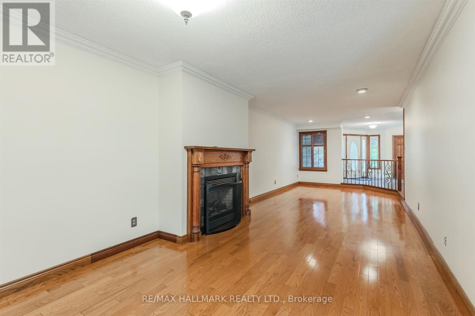 145 Old Surrey Lane, Richmond Hill, Ontario  L4C 6R9 - Photo 6 - N12797550