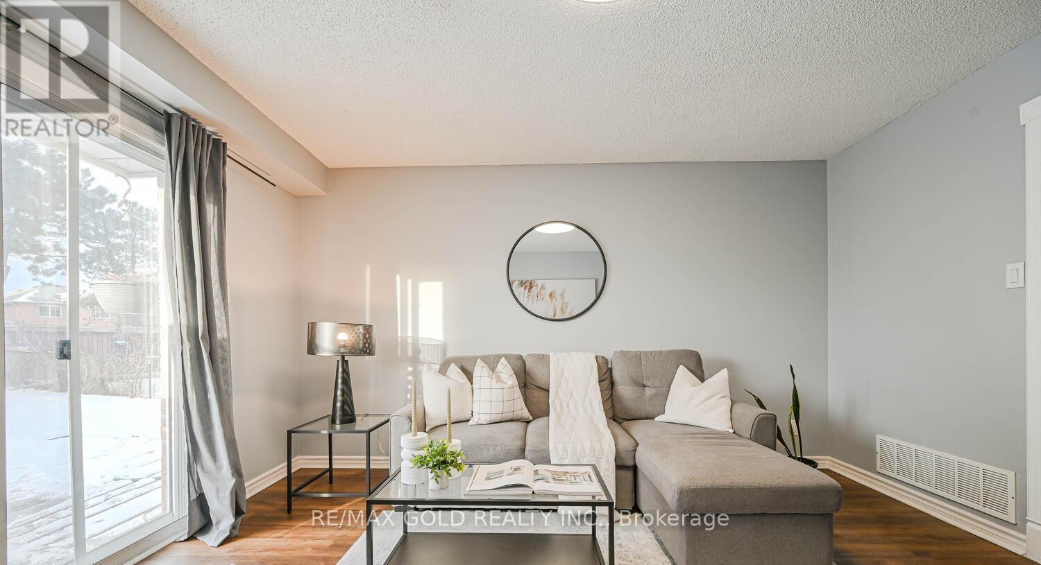 73 Chipmunk Crescent, Brampton, Ontario  L6R 1B4 - Photo 4 - W12797056