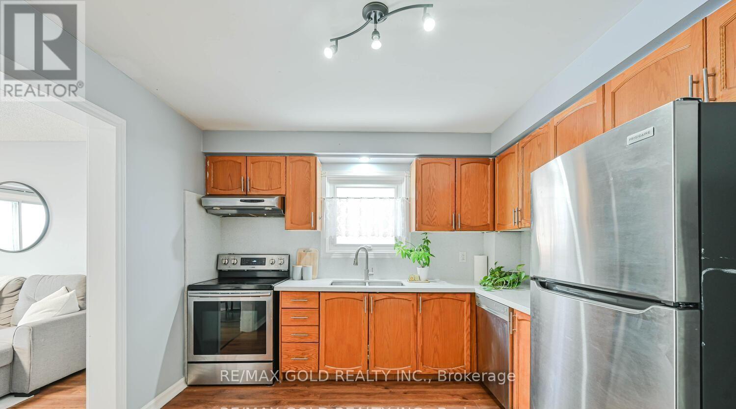 73 Chipmunk Crescent, Brampton, Ontario  L6R 1B4 - Photo 7 - W12797056