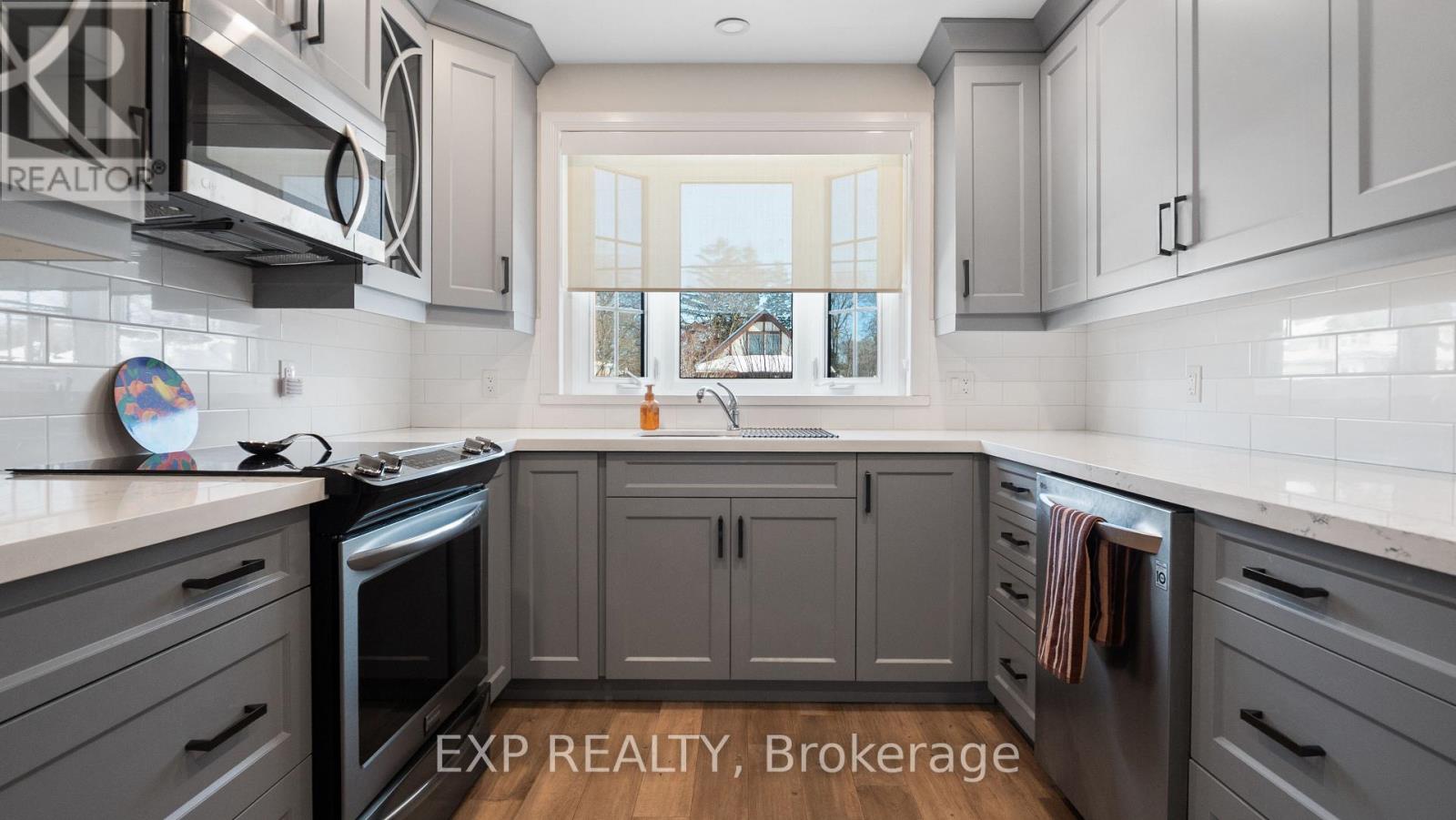 1032 Cedarwood Place, Burlington, Ontario  L7T 3J3 - Photo 4 - W12797616