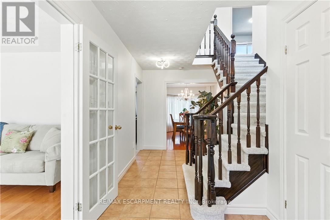 10 Shadowdale Drive, Hamilton, Ontario  L8E 5E7 - Photo 10 - X12413010