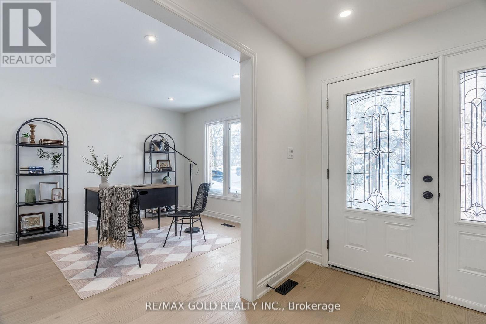 1138 Sawgrass Crescent, Mississauga, Ontario  L5C 3V4 - Photo 2 - W12797752