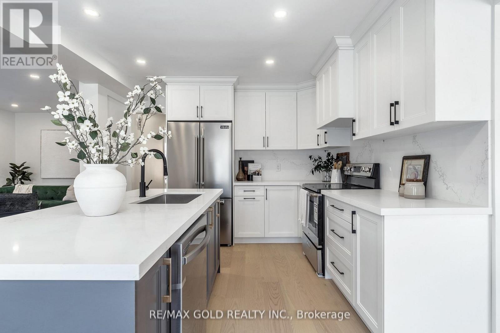 1138 Sawgrass Crescent, Mississauga, Ontario  L5C 3V4 - Photo 8 - W12797752