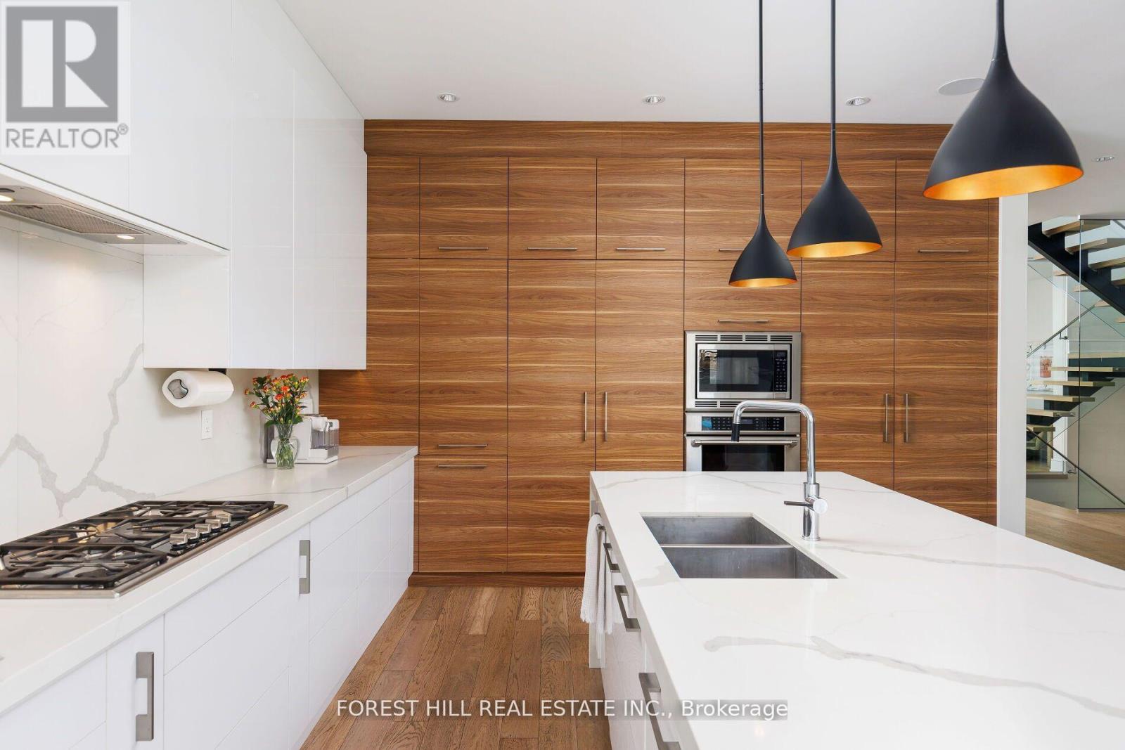 8 NORA ROAD Toronto (Islington-City Centre West), ON M9A 1C9