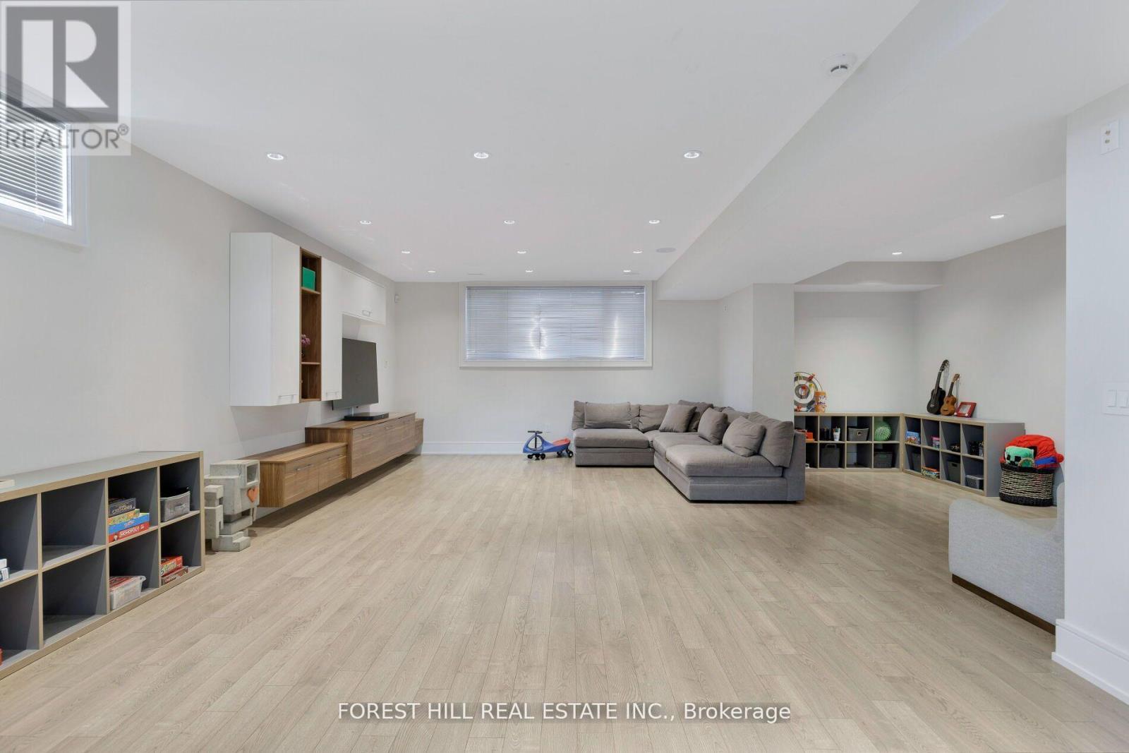 8 NORA ROAD Toronto (Islington-City Centre West), ON M9A 1C9