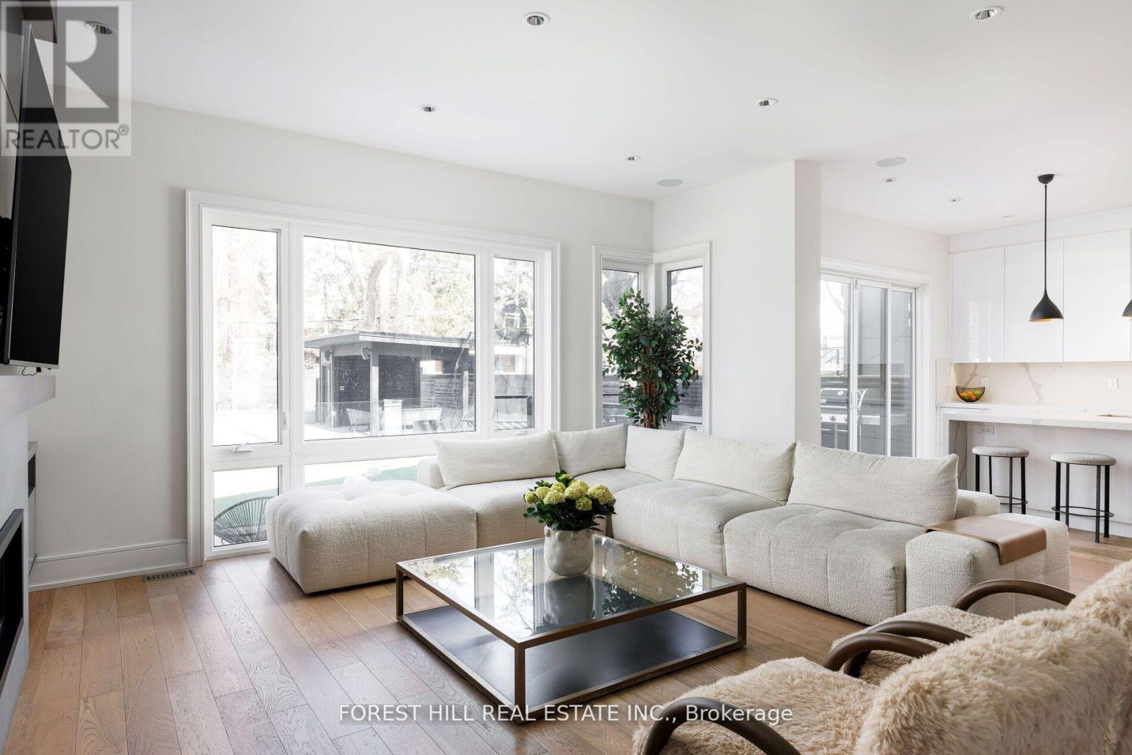 8 NORA ROAD Toronto (Islington-City Centre West), ON M9A 1C9