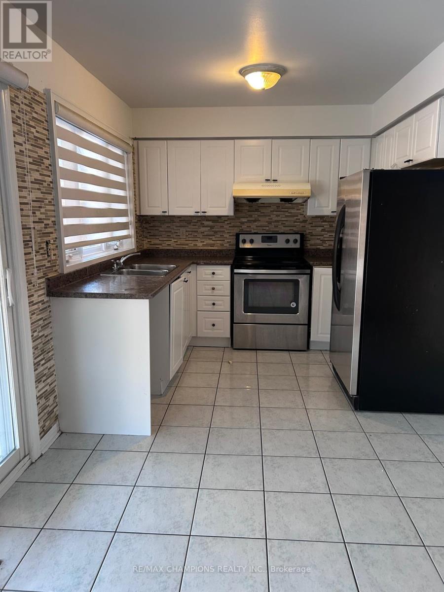 110 Mountainberry Road, Brampton (Sandringham-Wellington), Ontario  L6R 2L7 - Photo 3 - W12797834