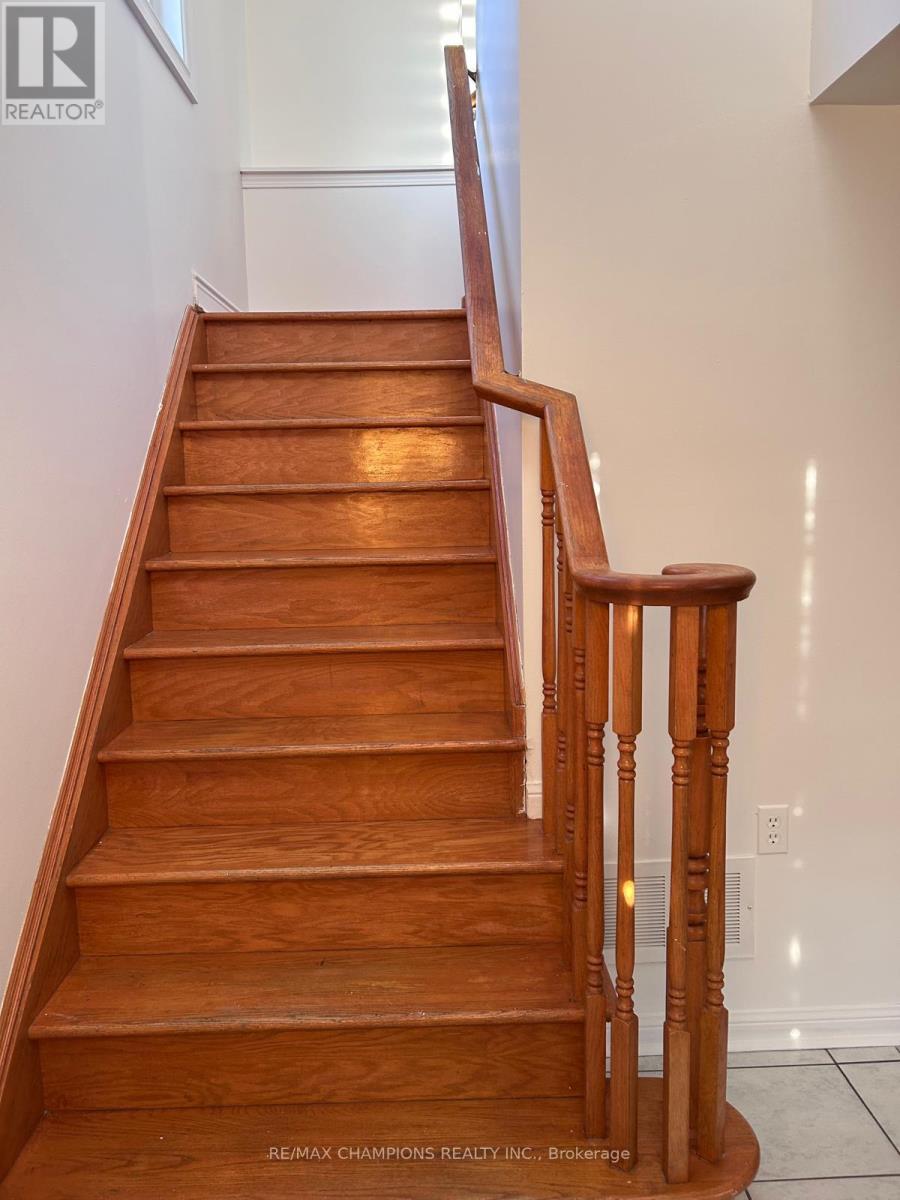 110 Mountainberry Road, Brampton (Sandringham-Wellington), Ontario  L6R 2L7 - Photo 4 - W12797834