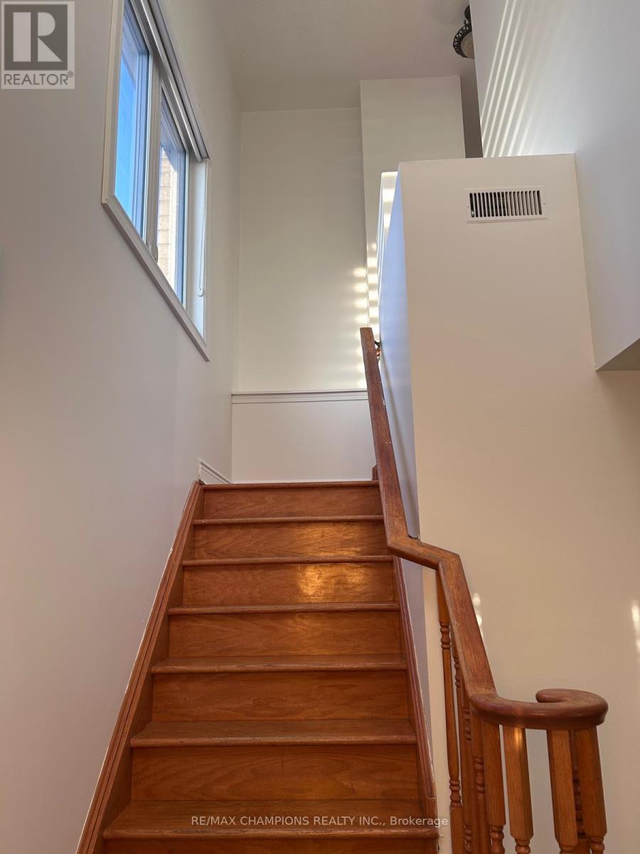 110 Mountainberry Road, Brampton (Sandringham-Wellington), Ontario  L6R 2L7 - Photo 5 - W12797834