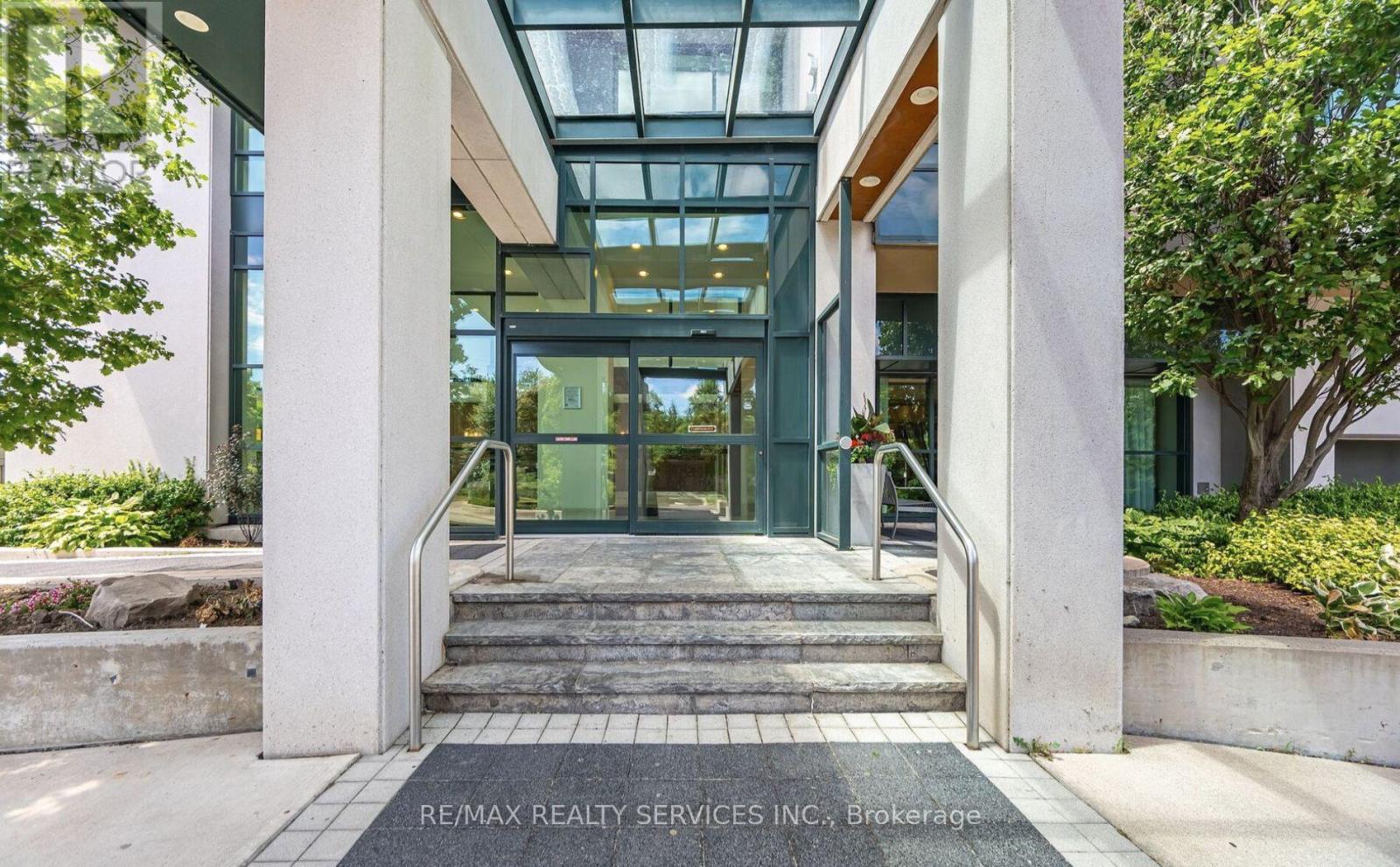 1308 - 100 John Street, Brampton (Downtown Brampton), Ontario  L6N 2S8 - Photo 2 - W12797848