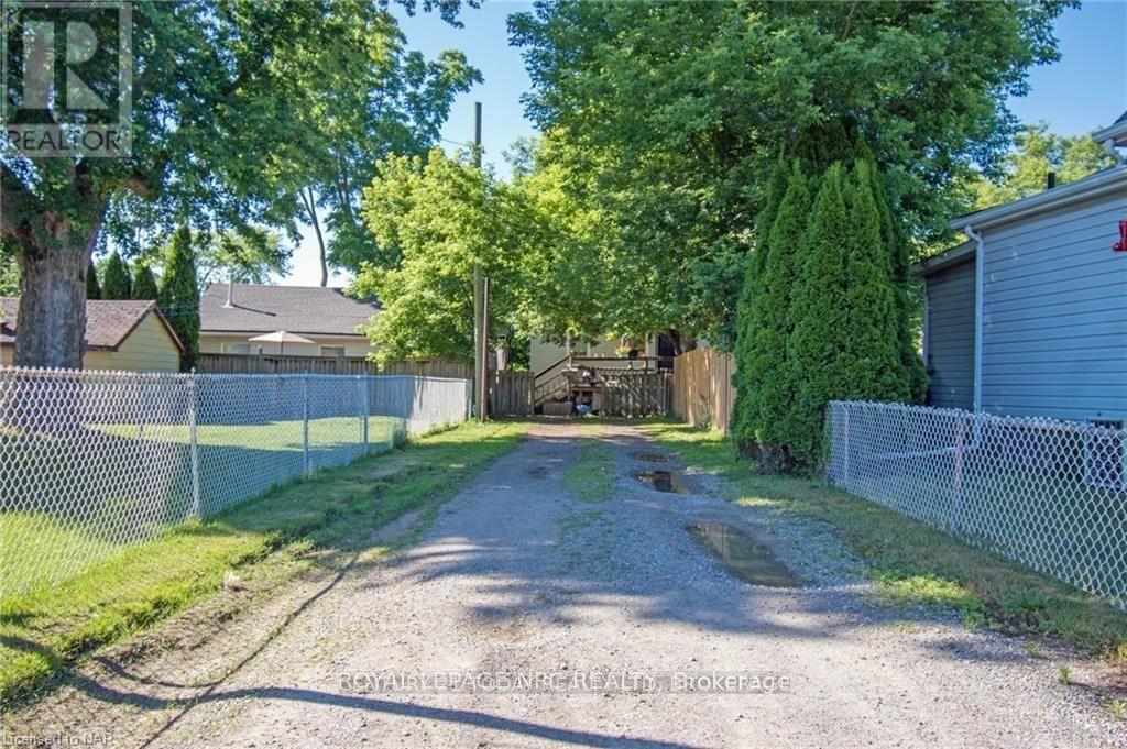 1a Essex Lane, St. Catharines (Burleigh Hill), Ontario  L2T 1A4 - Photo 3 - X12797808