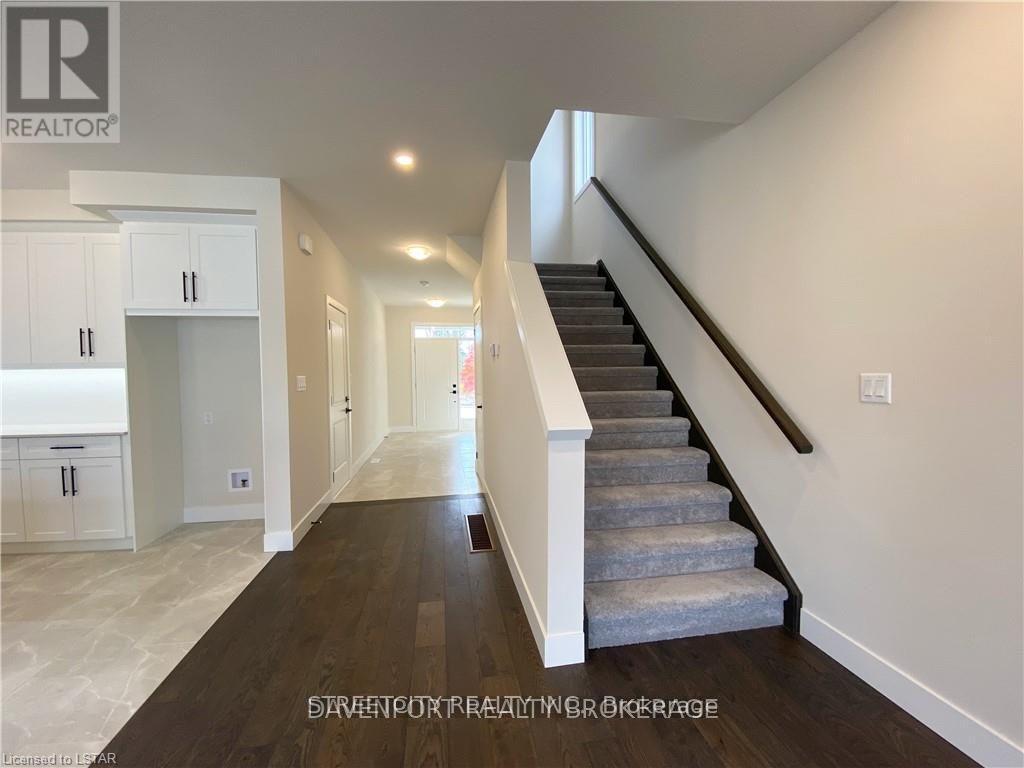 18 Julie Crescent, London South, Ontario  N5Z 0A9 - Photo 4 - X12797444