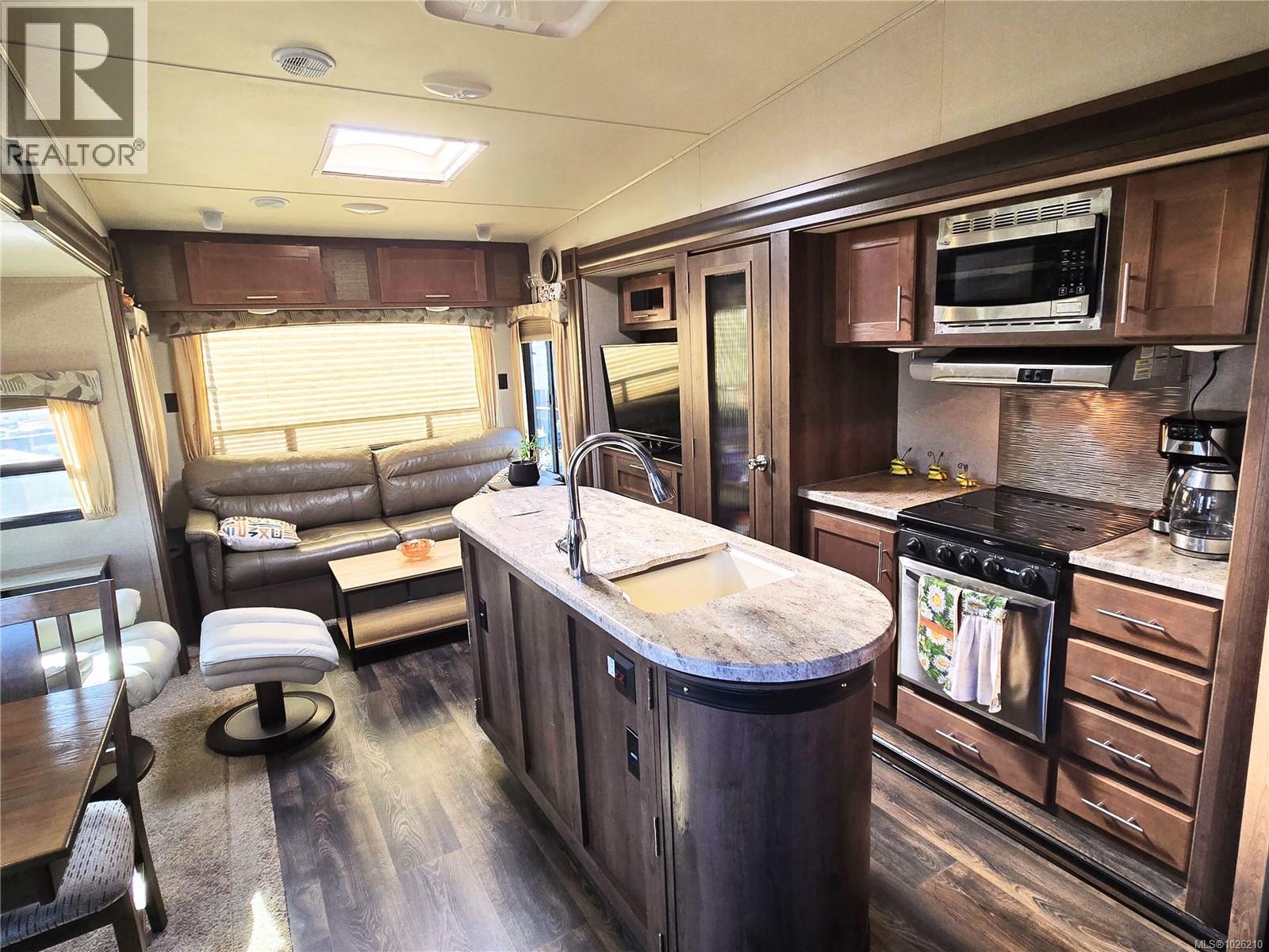 1105 Woss Lake Dr, Nanaimo, British Columbia  V9R 6X7 - Photo 4 - 1026210