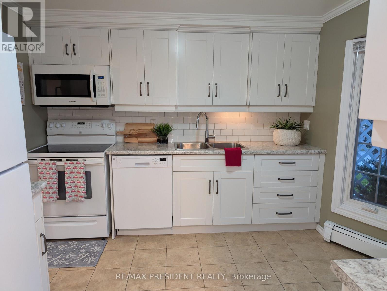 12 Hill Street, Halton Hills, Ontario  L7J 2W2 - Photo 5 - W12798090