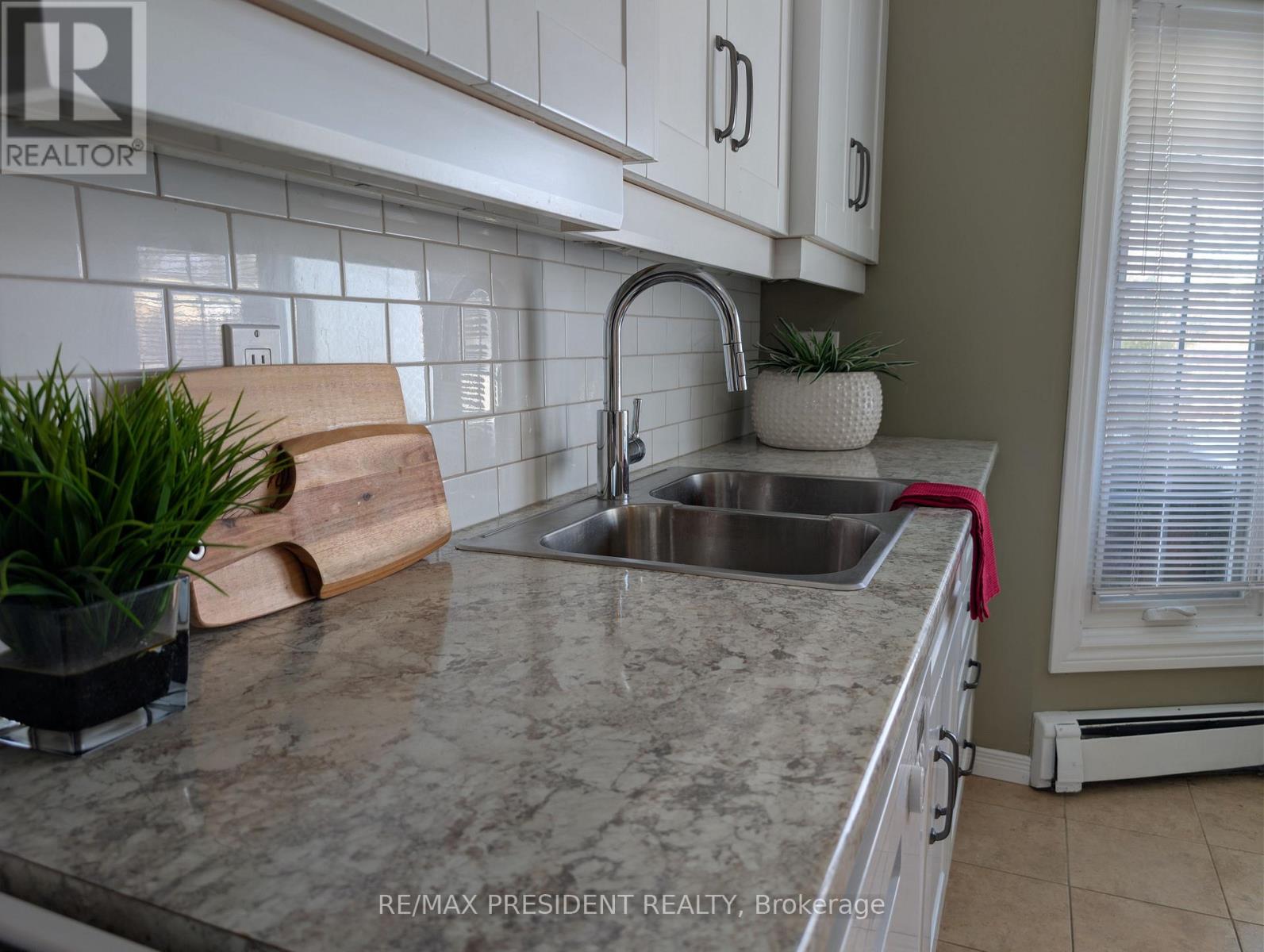 12 Hill Street, Halton Hills, Ontario  L7J 2W2 - Photo 7 - W12798090