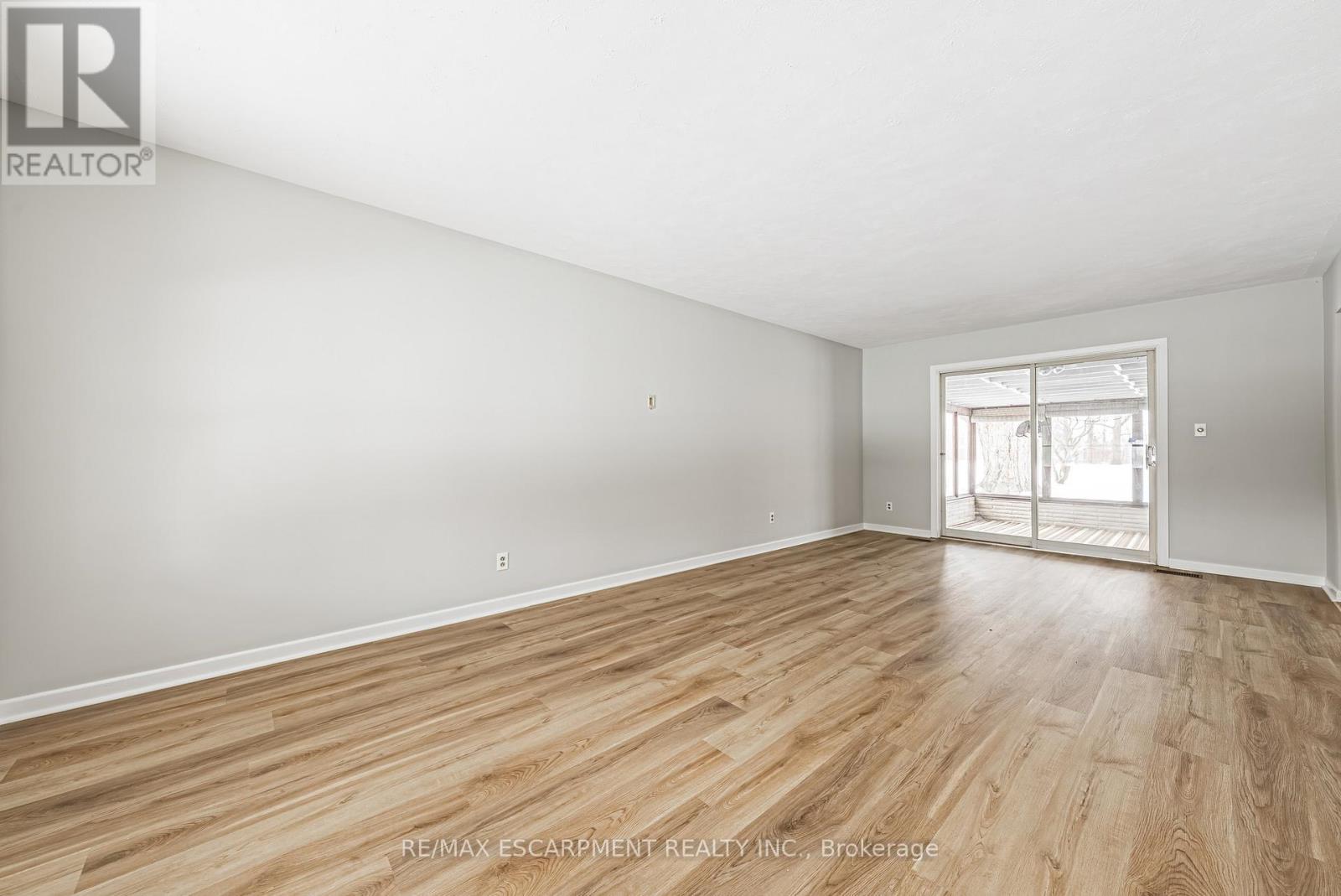 646 Alder Street W, Haldimand, Ontario  N1A 1S5 - Photo 3 - X12798032