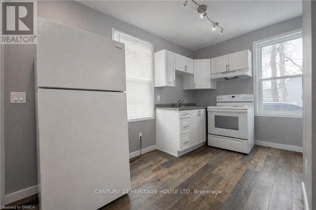 B - 33 Dumfries Street, Brant (Paris), Ontario  N3L 2C9 - Photo 2 - X12798034