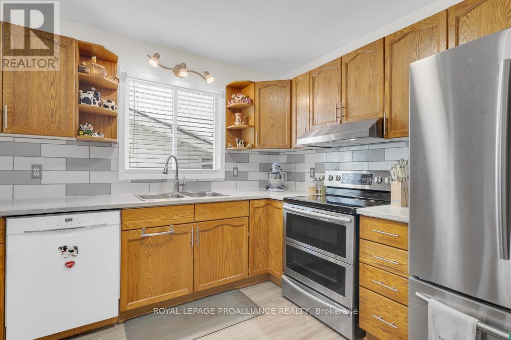 21 Robert Drive, Quinte West, Ontario  K8V 6P2 - Photo 14 - X12798248