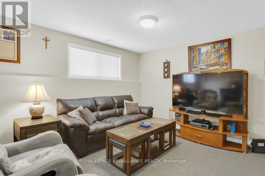 21 Robert Drive, Quinte West, Ontario  K8V 6P2 - Photo 23 - X12798248