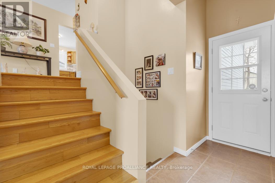 21 Robert Drive, Quinte West, Ontario  K8V 6P2 - Photo 8 - X12798248