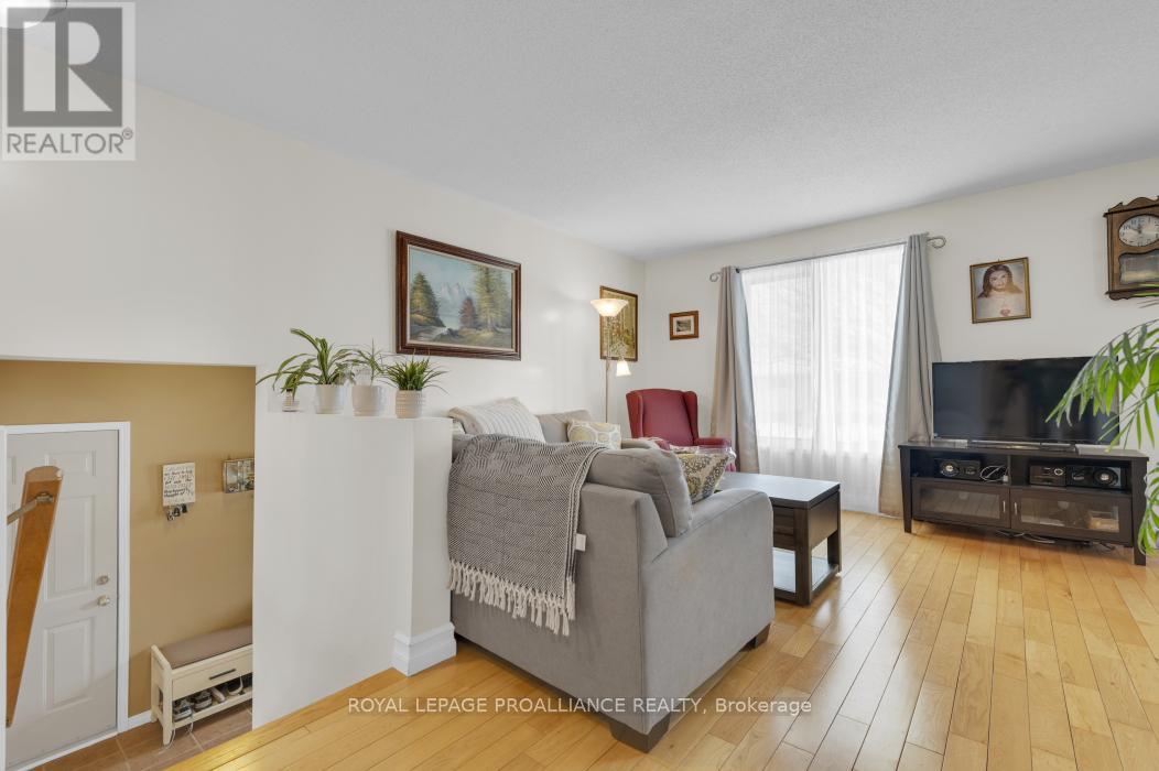 21 Robert Drive, Quinte West, Ontario  K8V 6P2 - Photo 9 - X12798248