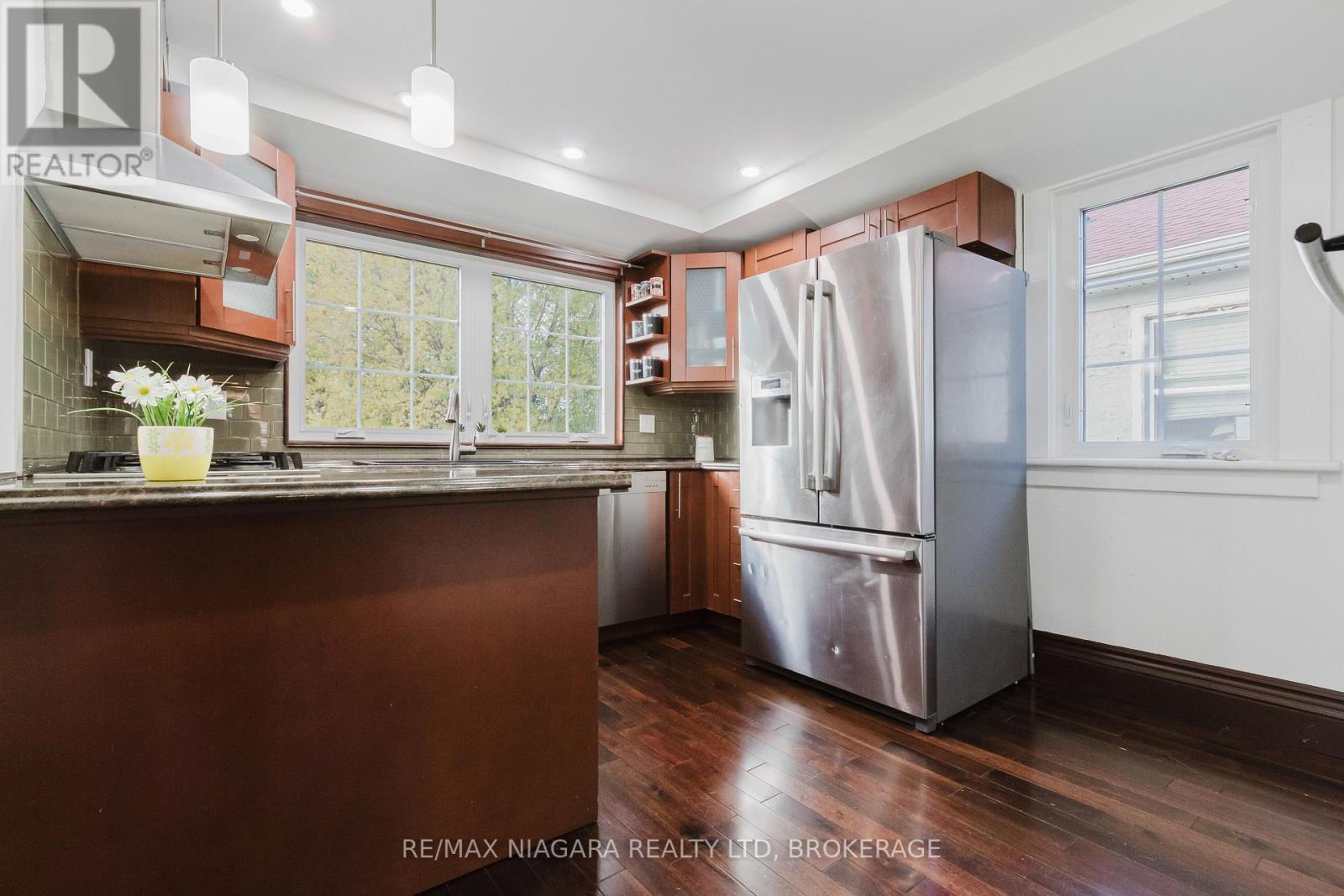 Upper Unit - 4765 Second Avenue, Niagara Falls, Ontario  L2E 4H7 - Photo 15 - X12798236