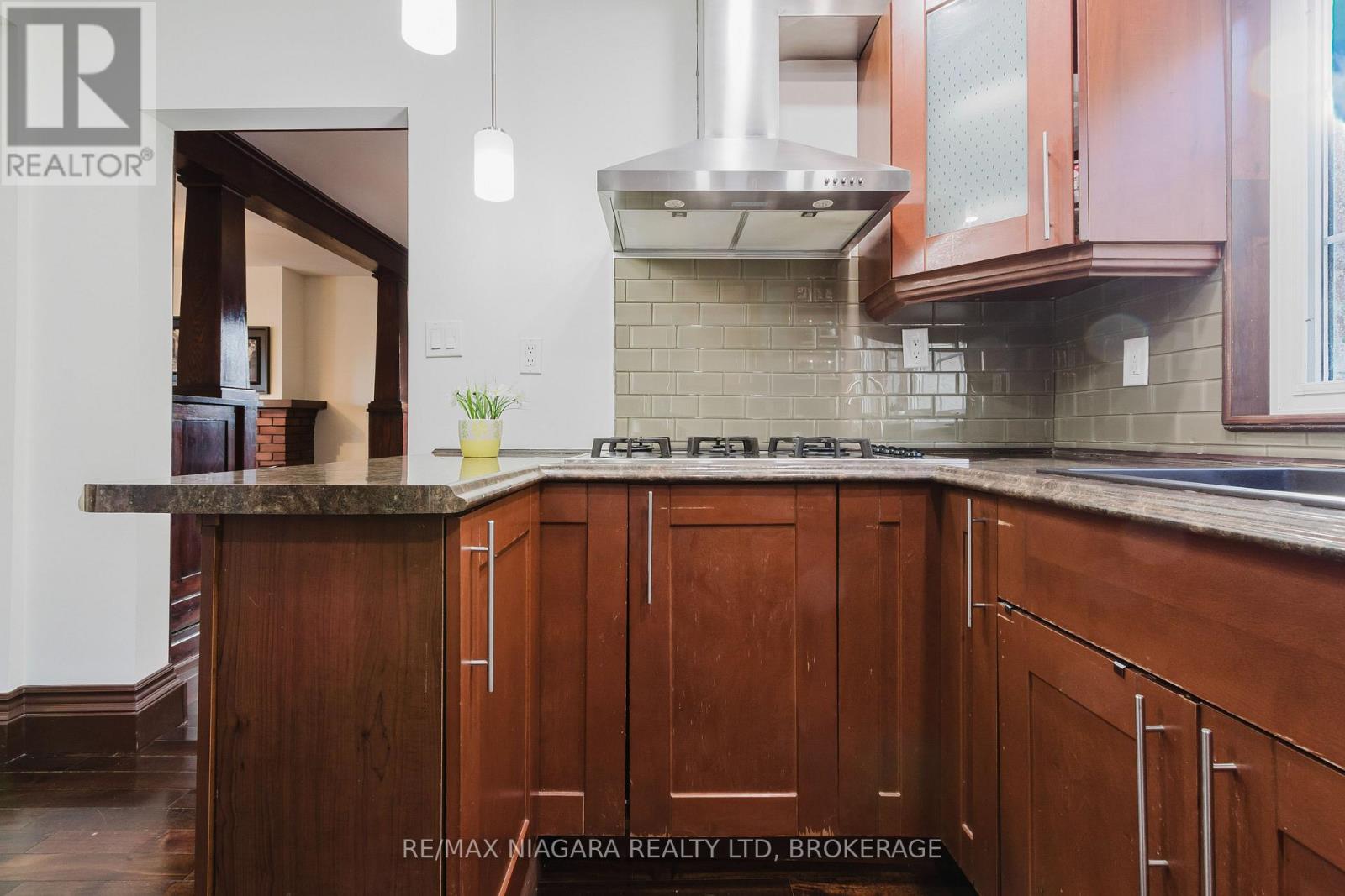 Upper Unit - 4765 Second Avenue, Niagara Falls, Ontario  L2E 4H7 - Photo 17 - X12798236