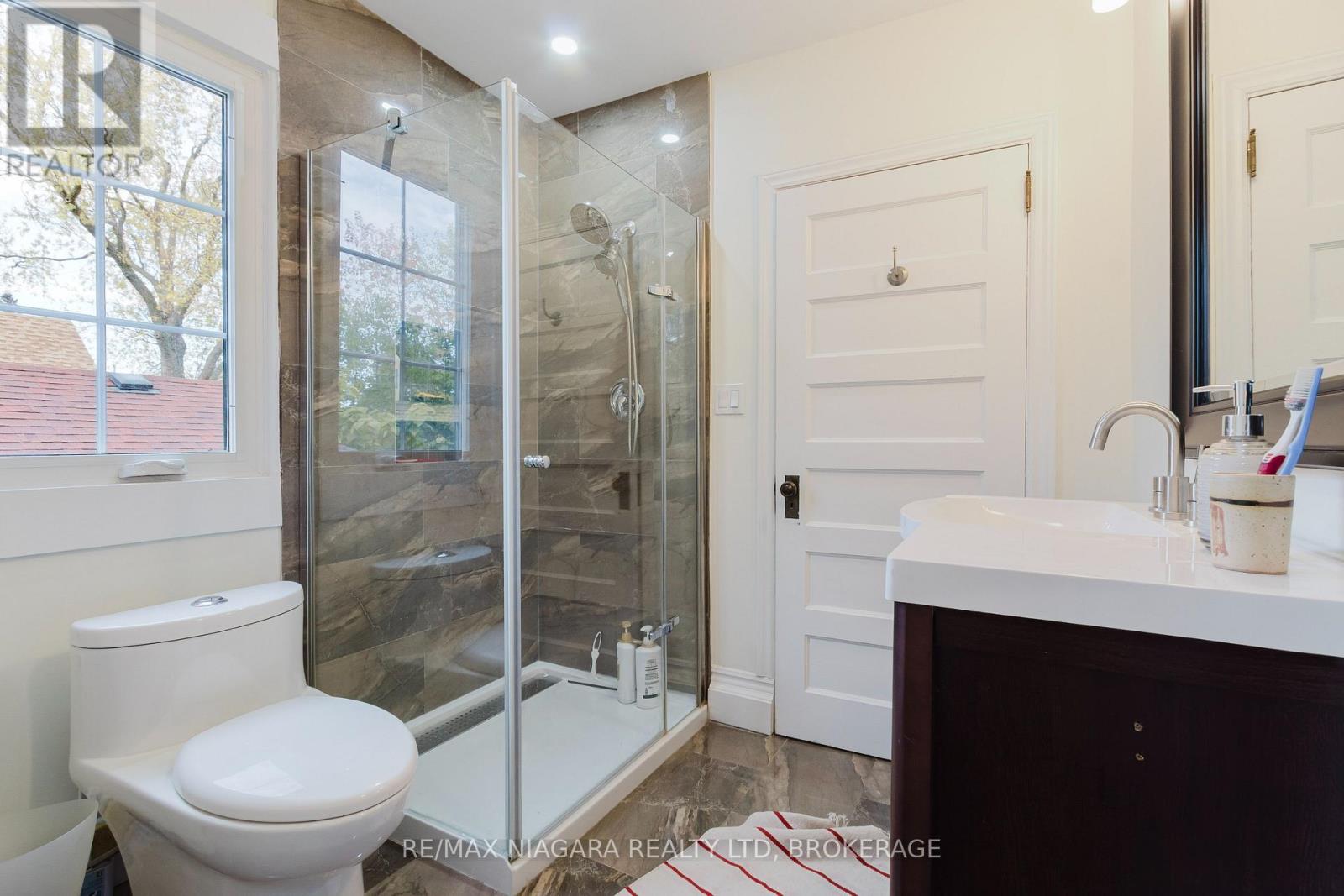 Upper Unit - 4765 Second Avenue, Niagara Falls, Ontario  L2E 4H7 - Photo 23 - X12798236