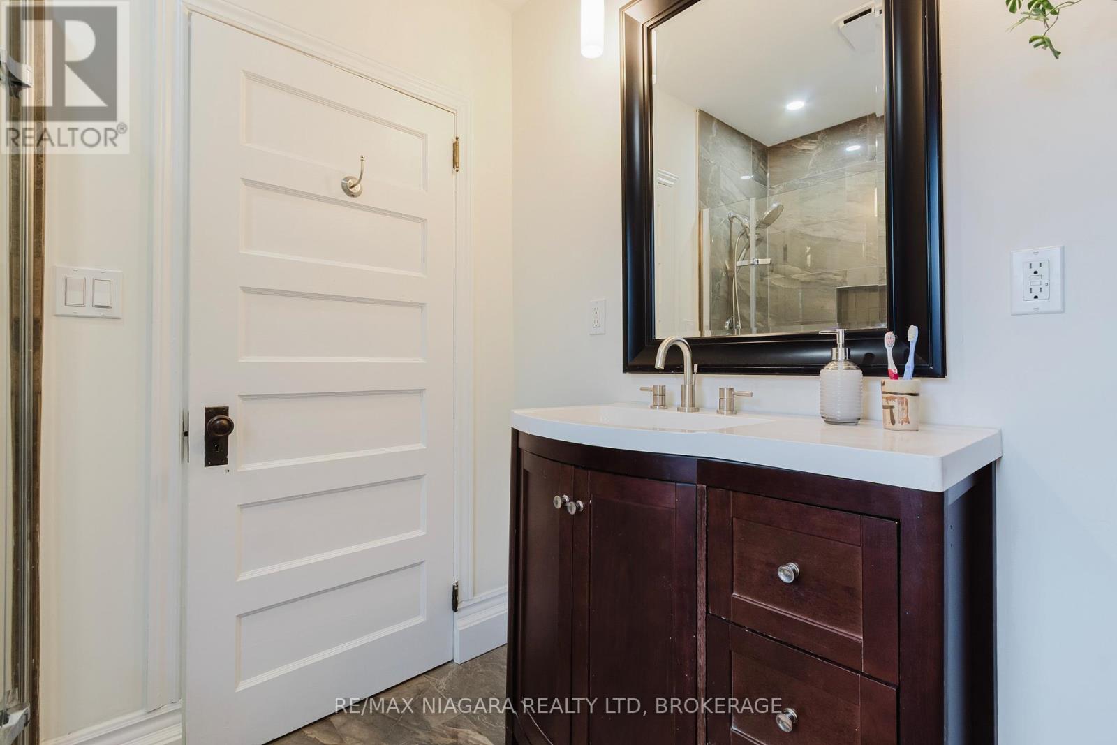 Upper Unit - 4765 Second Avenue, Niagara Falls, Ontario  L2E 4H7 - Photo 24 - X12798236