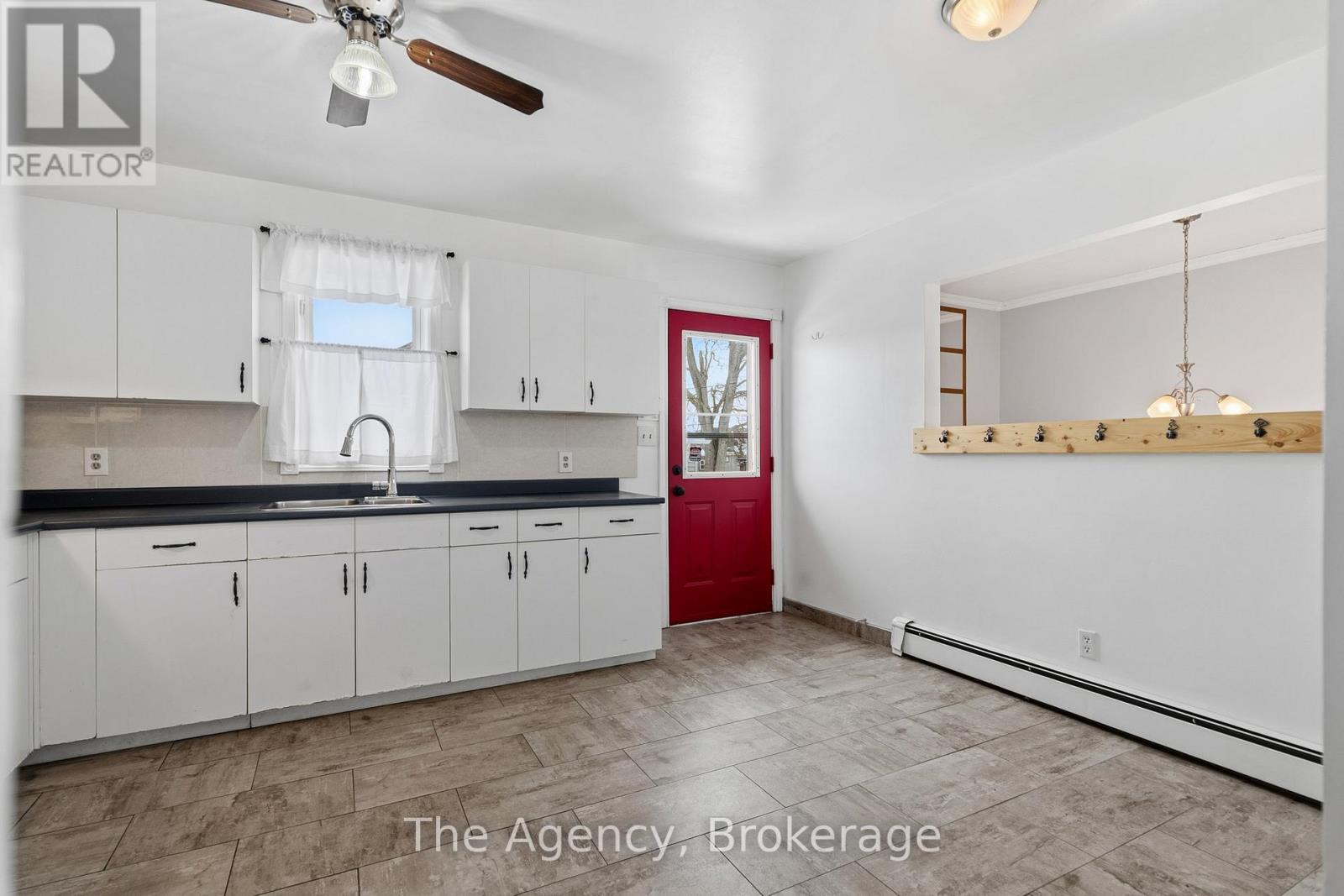 379 Southworth Street S, Welland, Ontario  L3B 2A1 - Photo 11 - X12798254