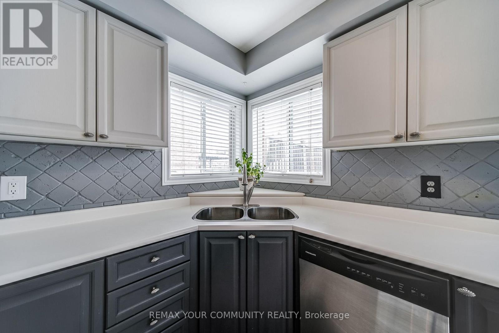 93 Amberview Drive, Georgina, Ontario  L4P 3Y4 - Photo 15 - N12798132