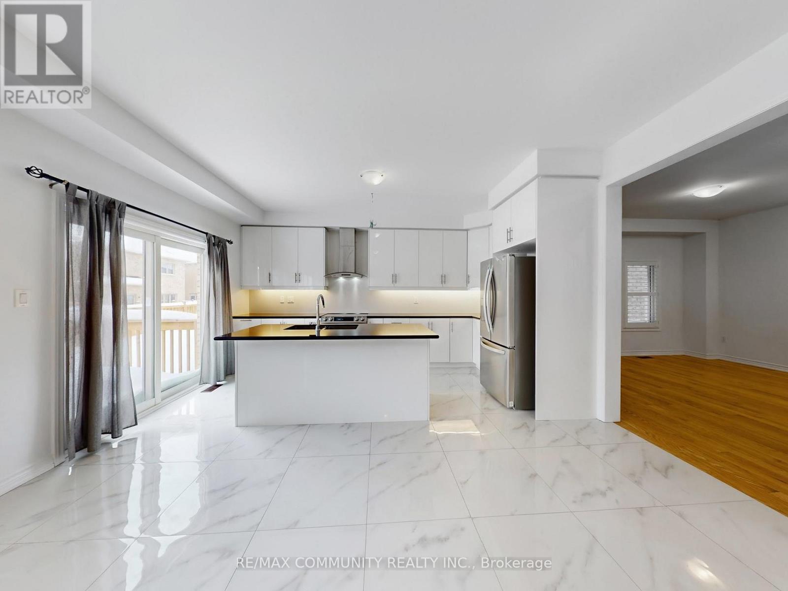 301 Danny Wheeler Boulevard, Georgina, Ontario  L4P 0K1 - Photo 19 - N12798138