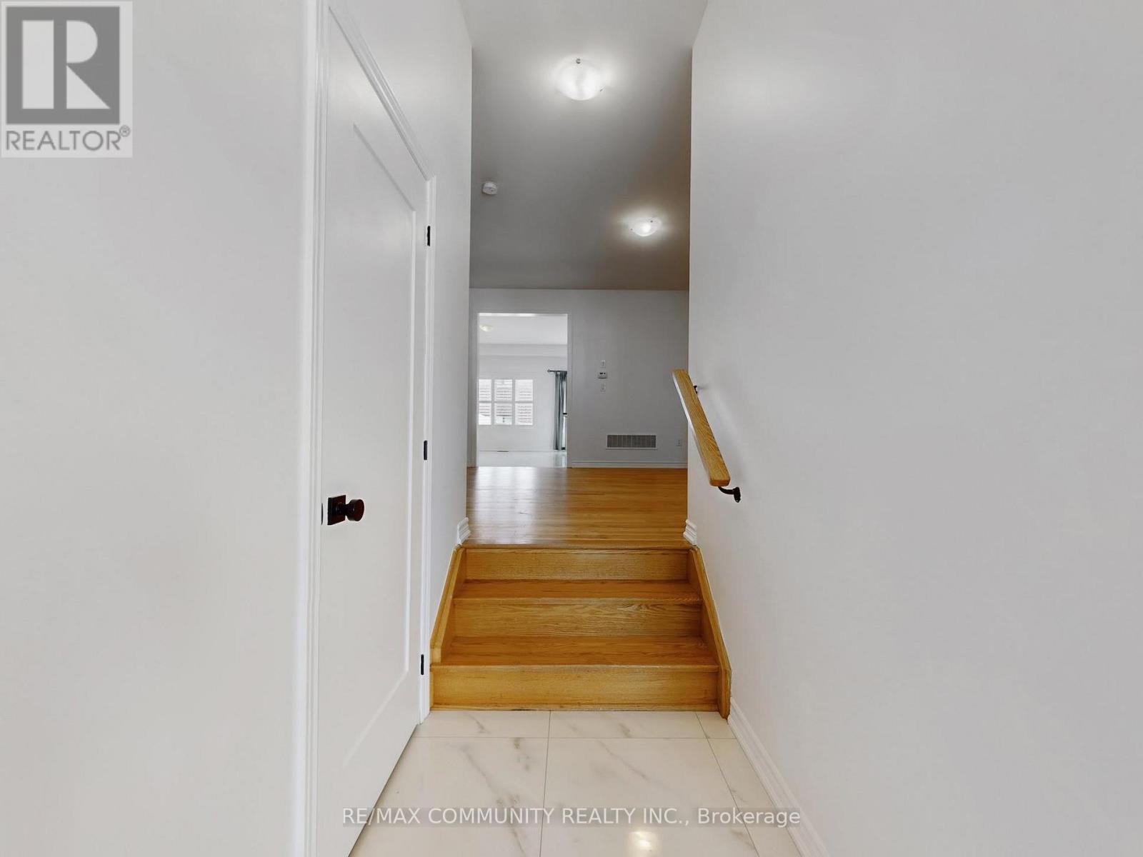 301 Danny Wheeler Boulevard, Georgina, Ontario  L4P 0K1 - Photo 7 - N12798138