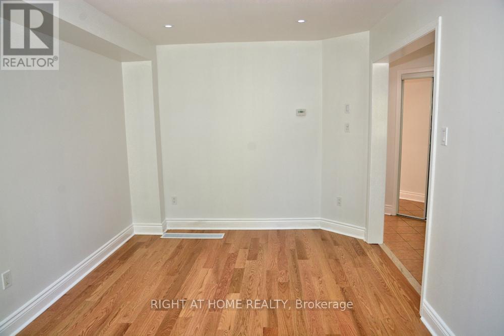 242 Flagstone Way, Newmarket, Ontario  L3X 2Y2 - Photo 4 - N12798234