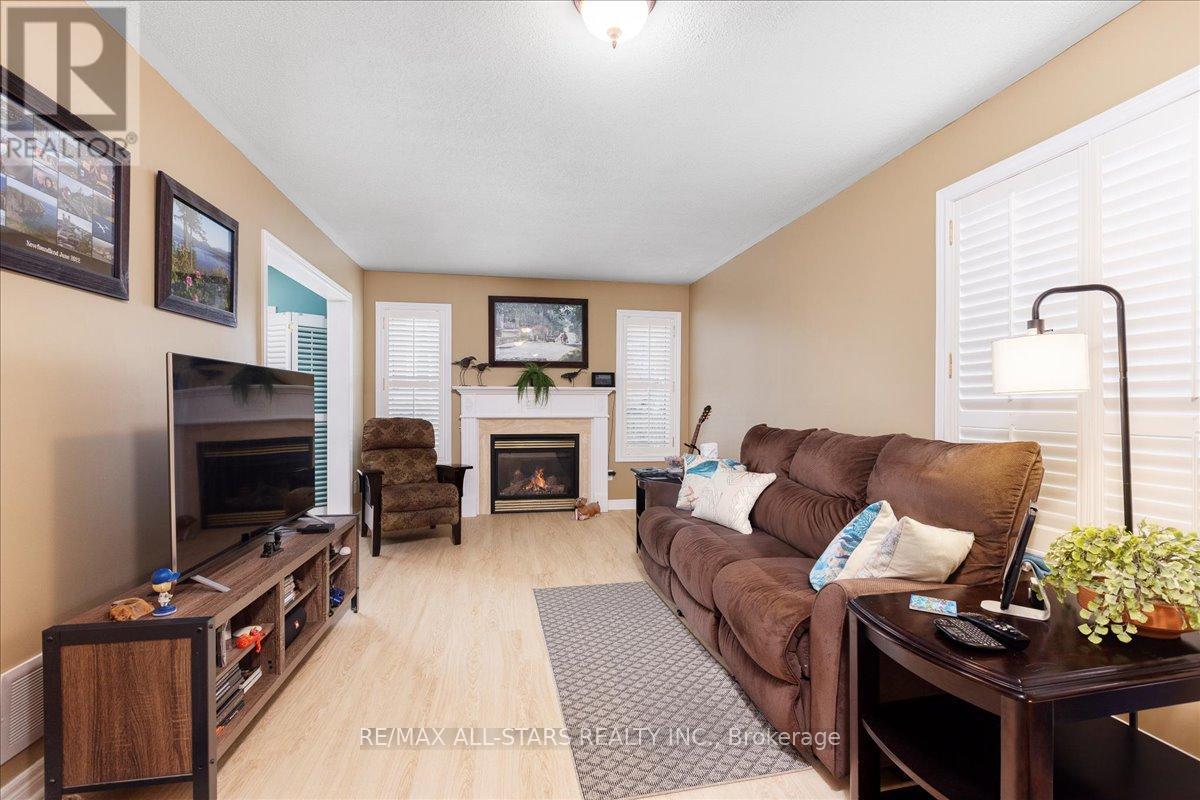 56 Ian Drive, Georgina, Ontario  L4P 4G9 - Photo 12 - N12798366