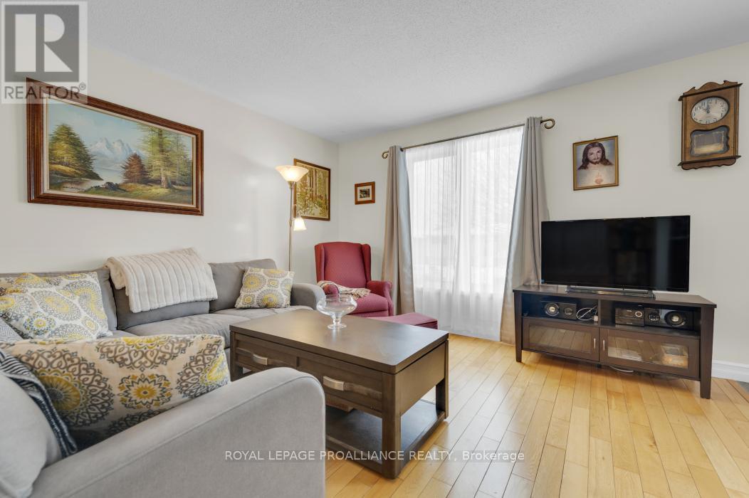 21 Robert Drive, Quinte West, Ontario  K8V 6P2 - Photo 11 - X12798248