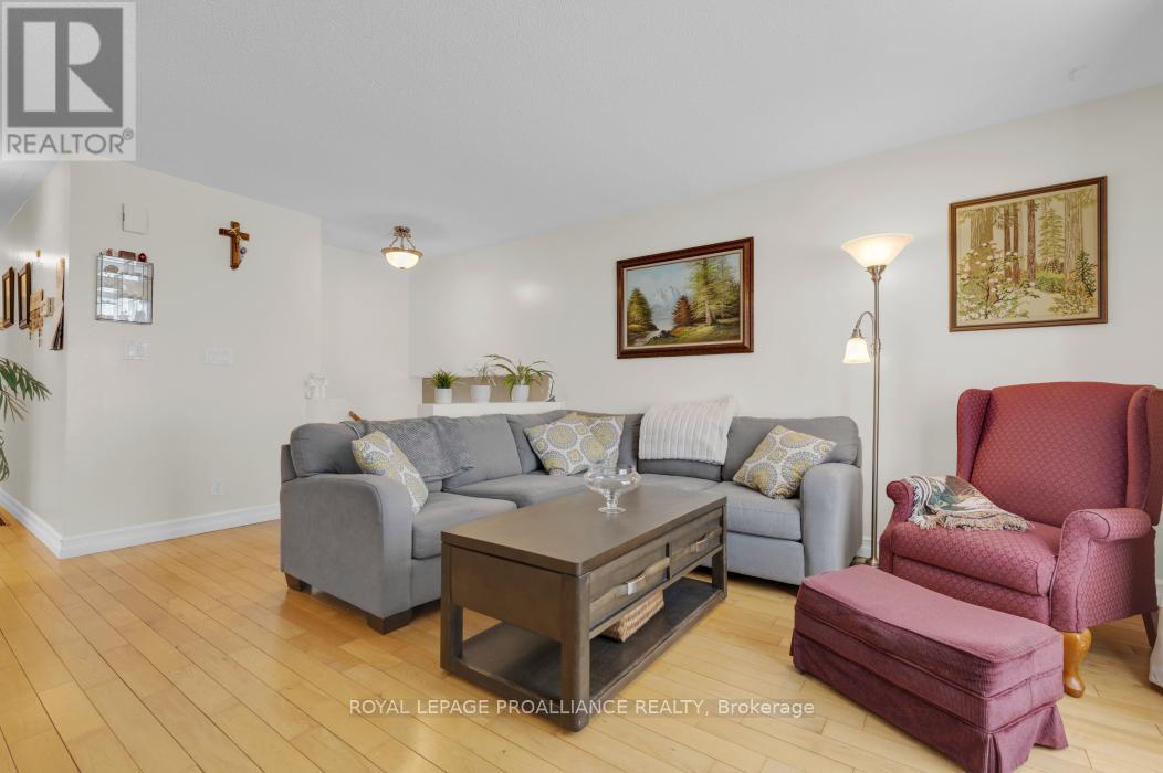 21 Robert Drive, Quinte West, Ontario  K8V 6P2 - Photo 10 - X12798248