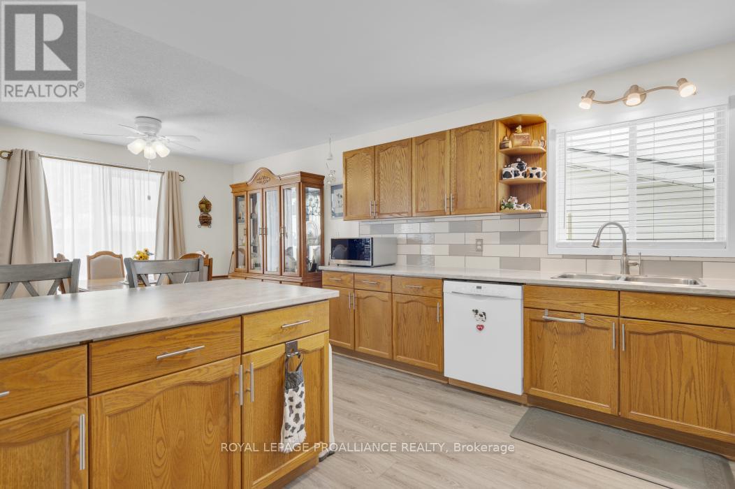 21 Robert Drive, Quinte West, Ontario  K8V 6P2 - Photo 12 - X12798248