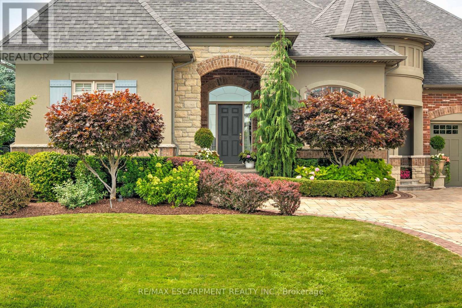 4 Holdroyd Court, Halton Hills, Ontario  L7G 0E8 - Photo 3 - W12798106