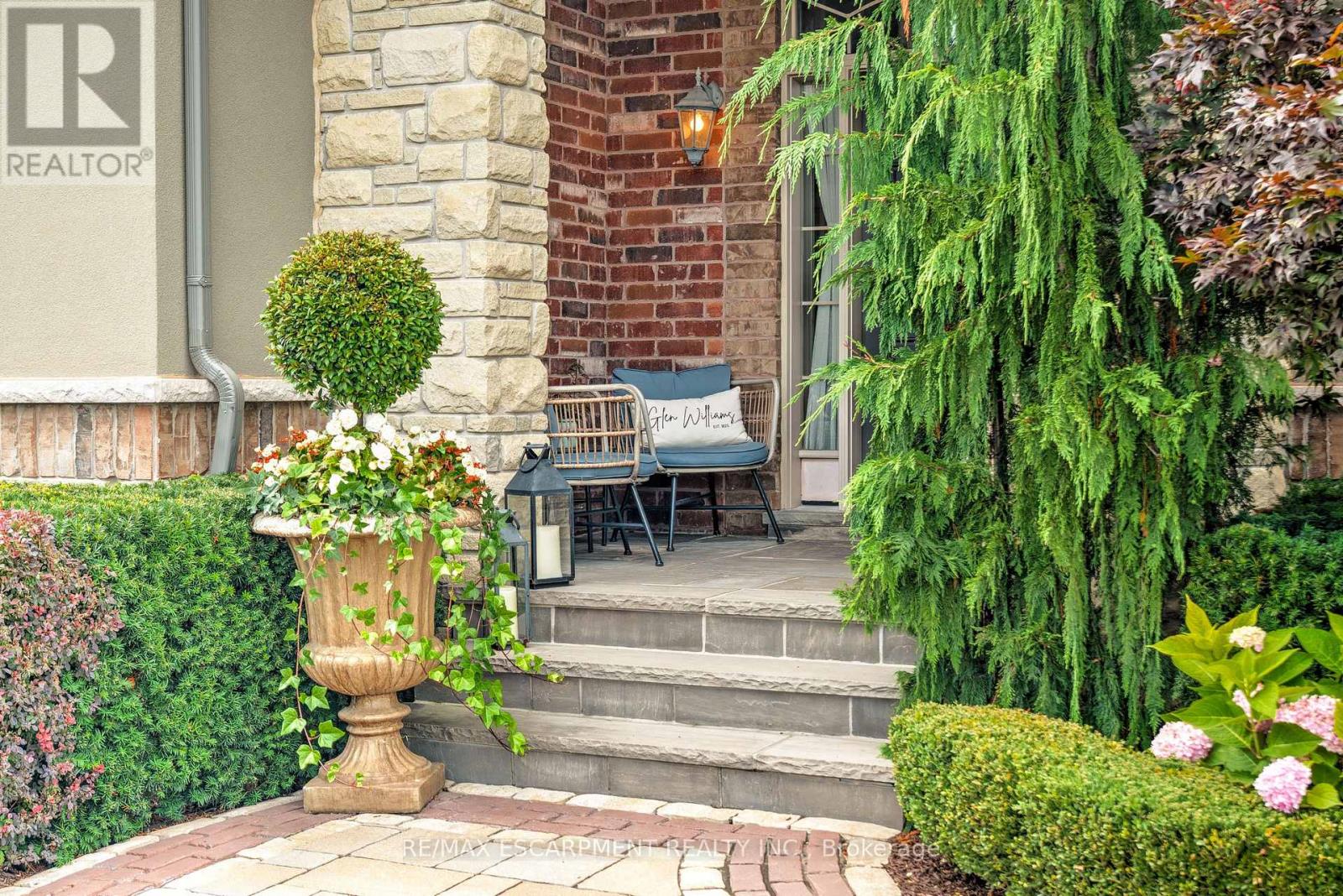 4 Holdroyd Court, Halton Hills, Ontario  L7G 0E8 - Photo 4 - W12798106