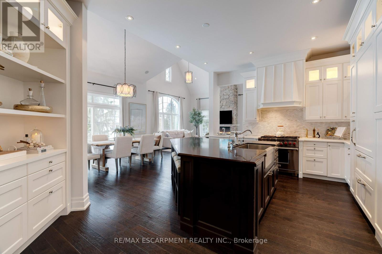 4 Holdroyd Court, Halton Hills, Ontario  L7G 0E8 - Photo 9 - W12798106