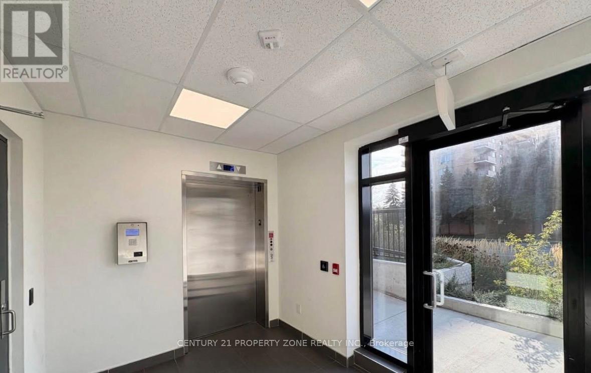 301 - 3401 Ridgeway Drive, Mississauga, Ontario  L5L 5T3 - Photo 2 - W12798182