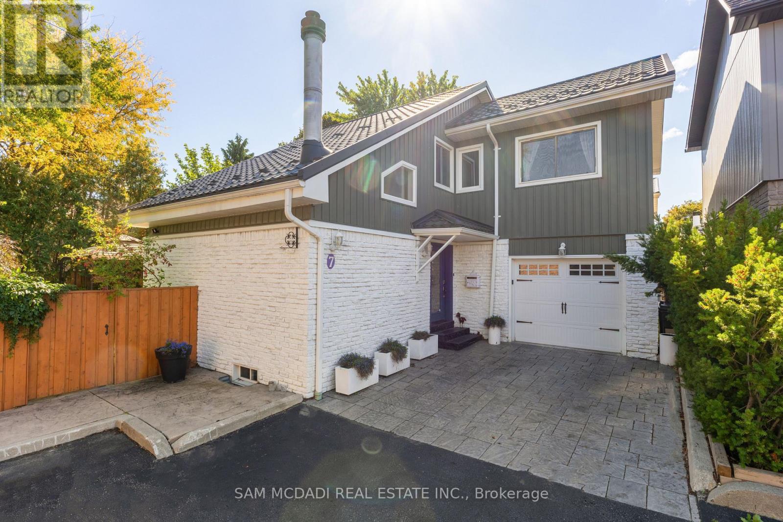 7 Pierpont Place, Mississauga, Ontario  L5N 5V1 - Photo 1 - W12798286